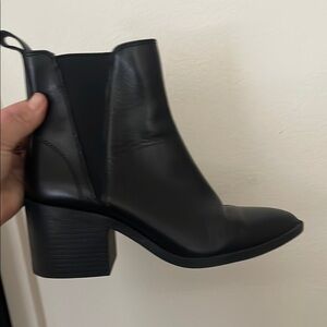 STEVE MADDEN LEATHER ANKLE BOOTIES